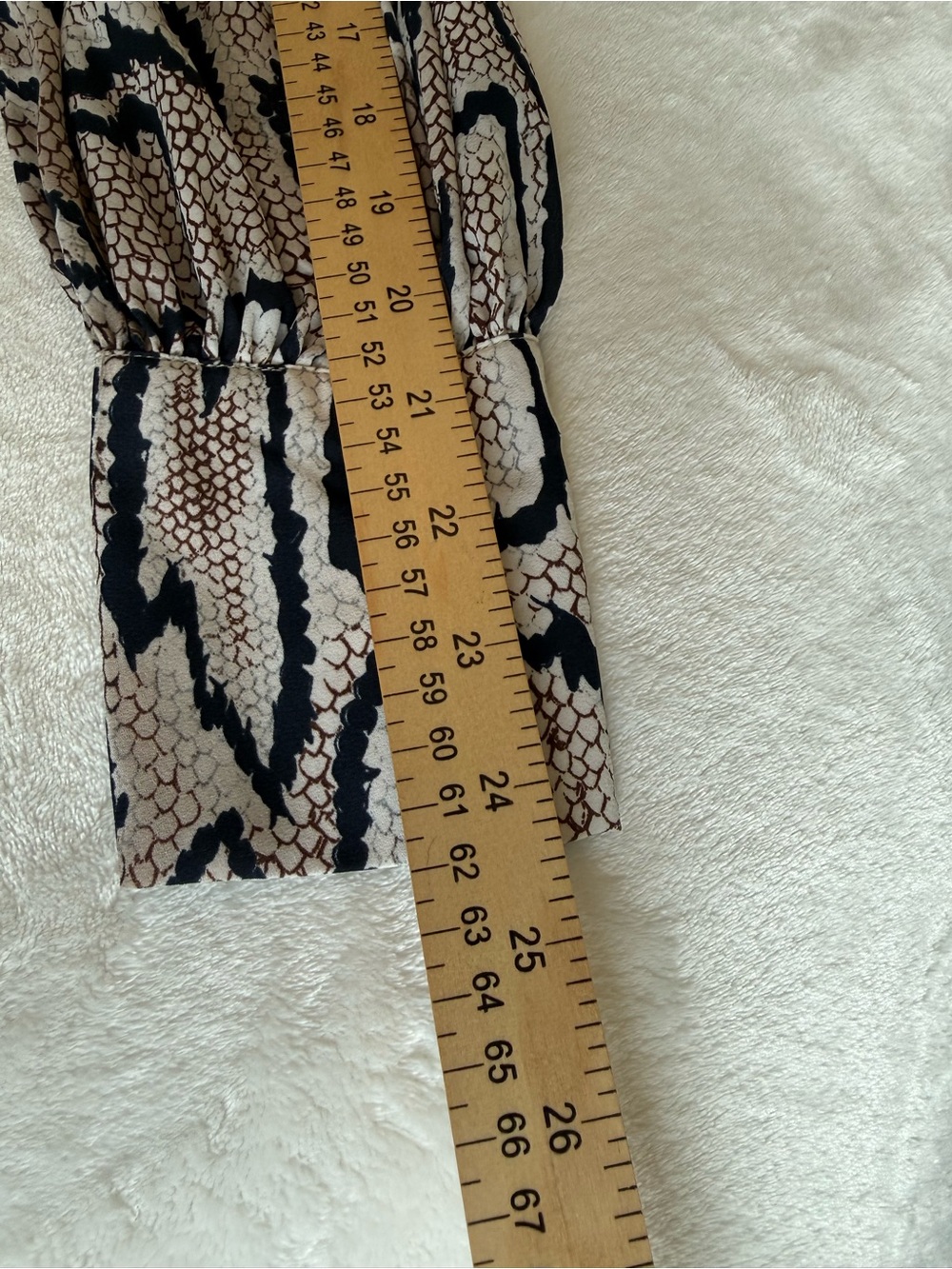 Cabi Snakeskin Print Careerwear Blouse Medium Ruffle Collar V Neck Long Sleeve - Picture 13 of 13